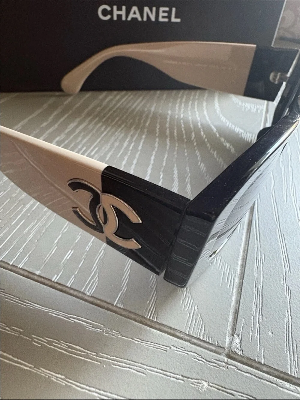 CHANEL Black Sunglasses with Beige Logo Temples Polarized NEW